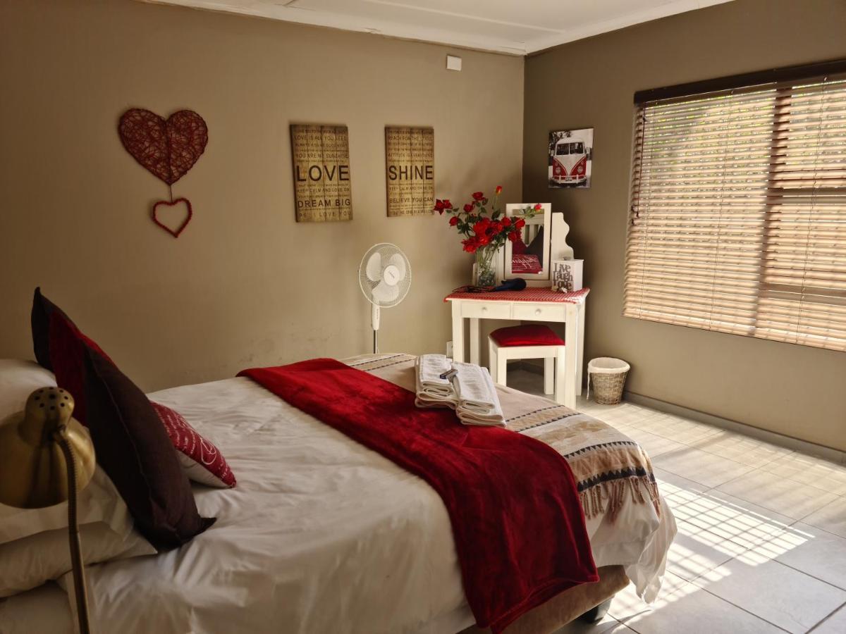 Mackenzies Accommodation East London Esterno foto