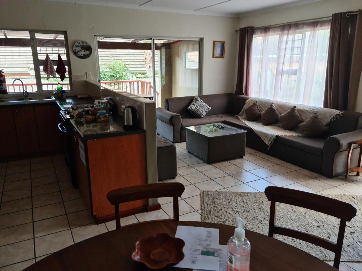 Mackenzies Accommodation East London Esterno foto