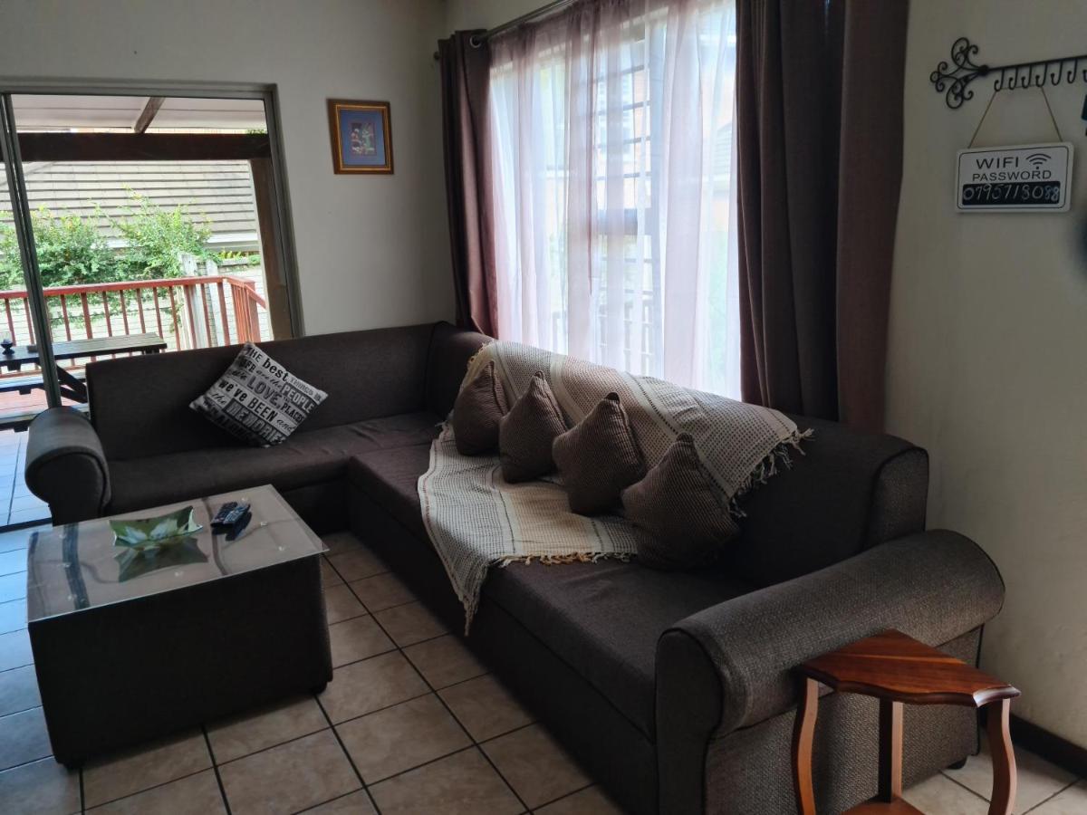 Mackenzies Accommodation East London Esterno foto