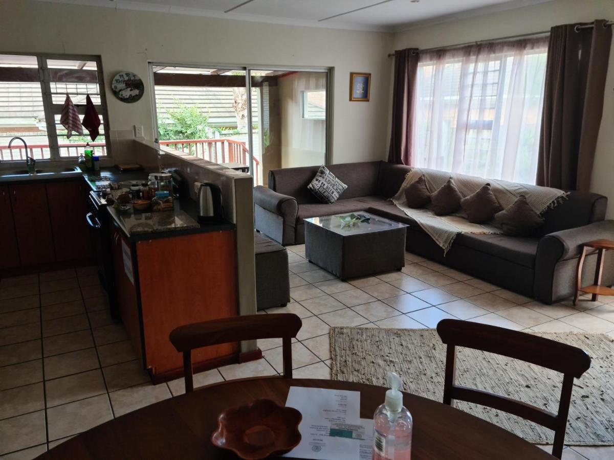 Mackenzies Accommodation East London Esterno foto