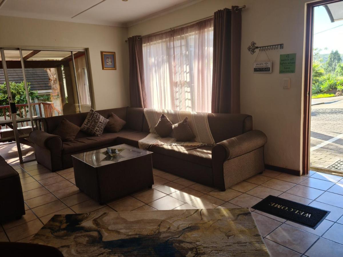 Mackenzies Accommodation East London Esterno foto