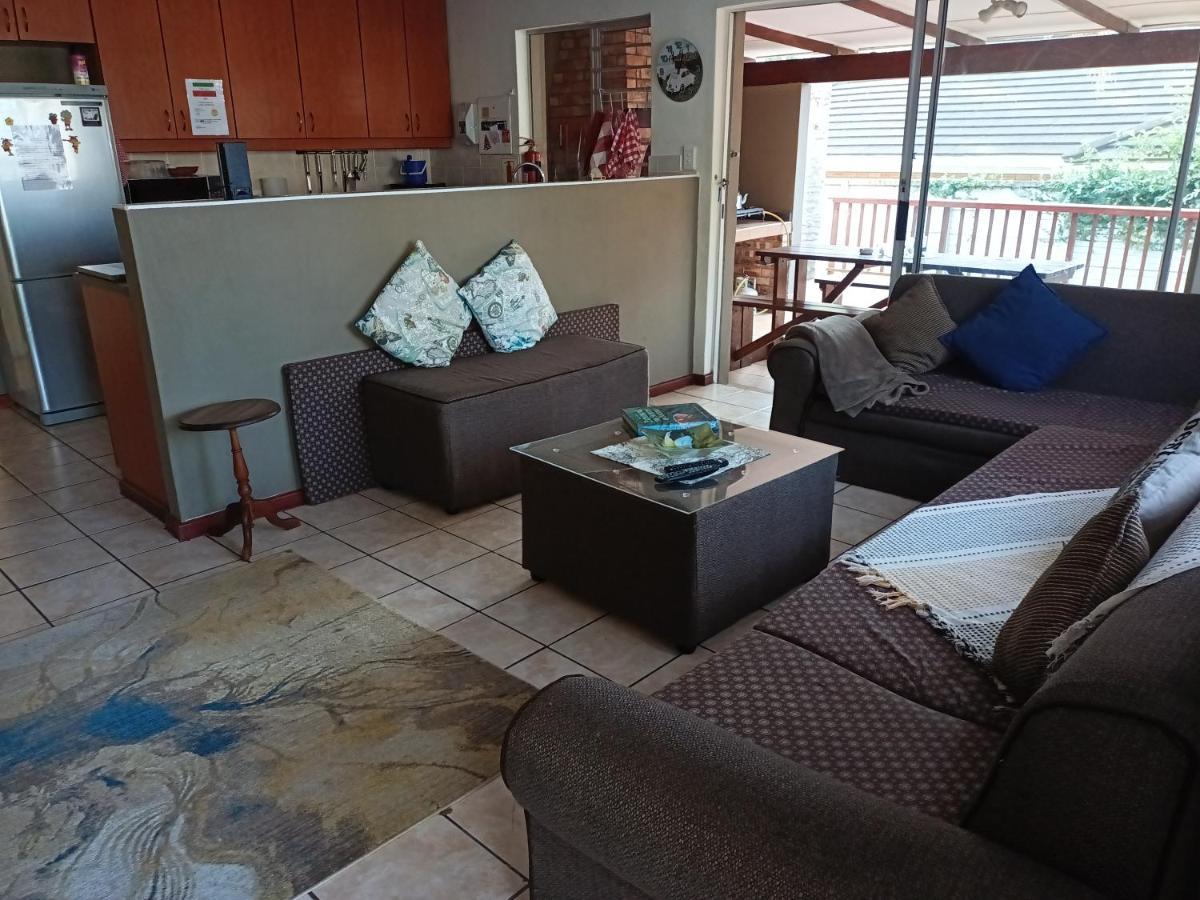 Mackenzies Accommodation East London Esterno foto